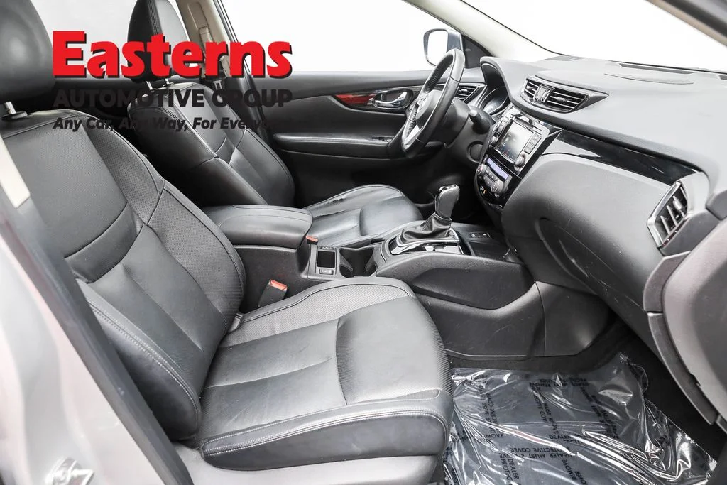 Used 2022 Silver Nissan SL image 23