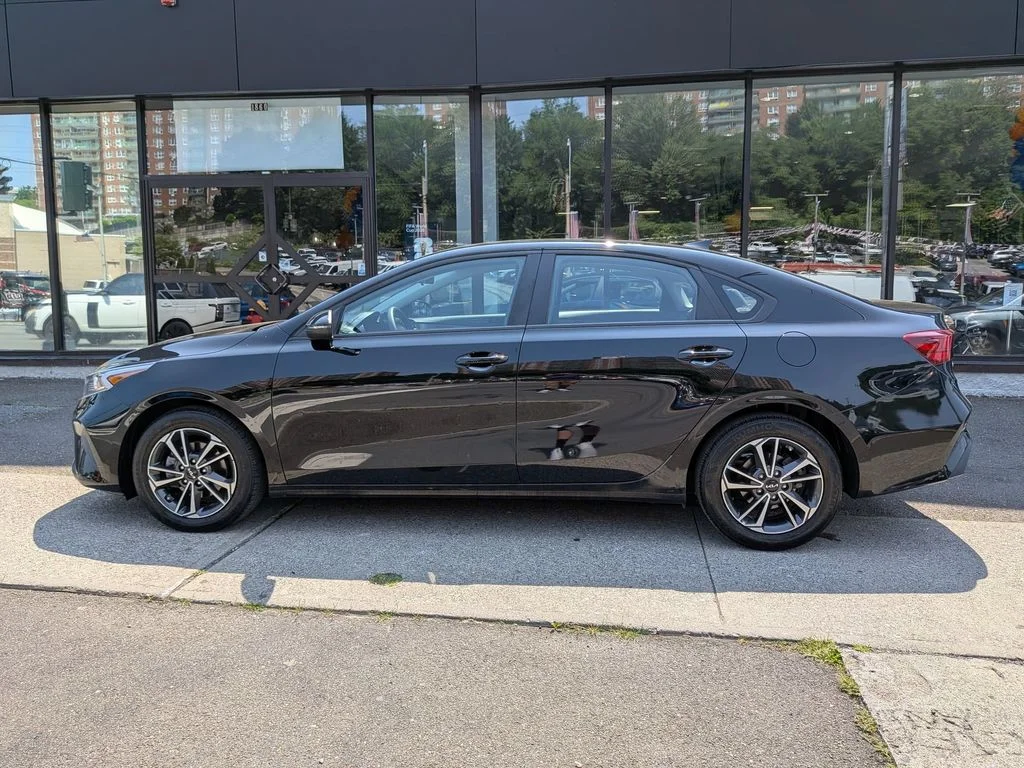 Used 2023 Black Kia LXS image 10