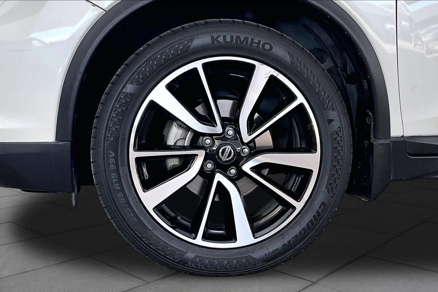 Used 2019 Pearl White Tricoat Nissan SL image 11