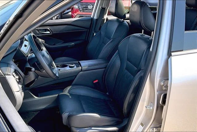 Used 2025 Gold Nissan Platinum image 18