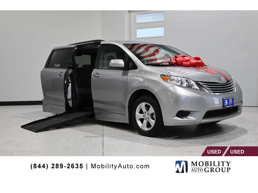 2016 Toyota Sienna LE V6 7-Passenger Access Seat's photo
