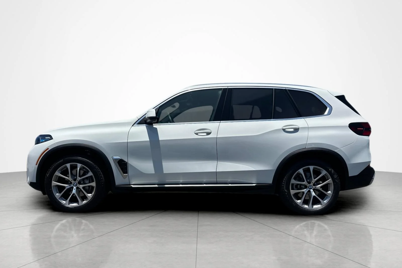Certified Used 2024 Alpine White BMW sDrive40i image 2