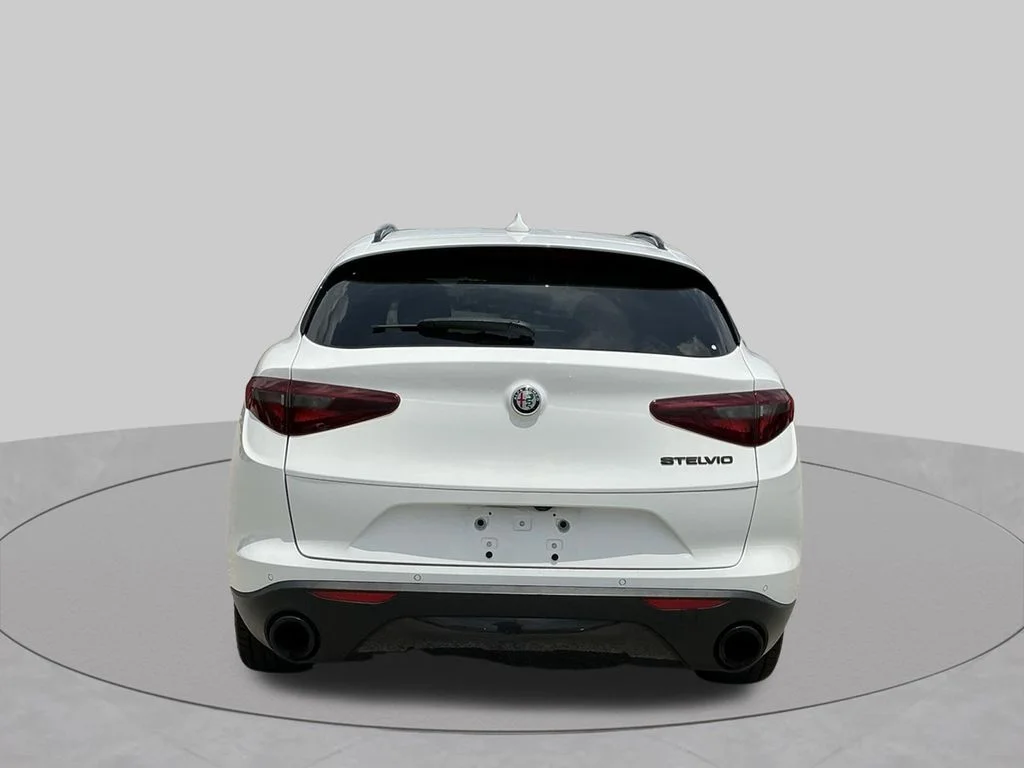 Used 2019 White Alfa Romeo Base image 9