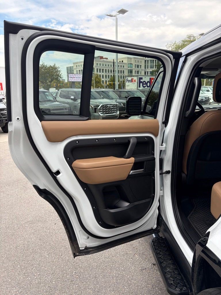 Used 2025 White Land Rover 110 P400 X-Dynamic SE image 14