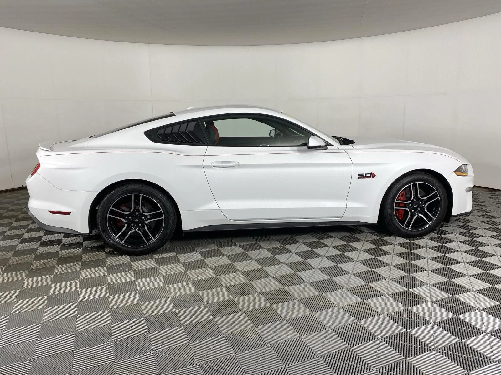 Used 2018 Oxford White Ford GT Premium image 8
