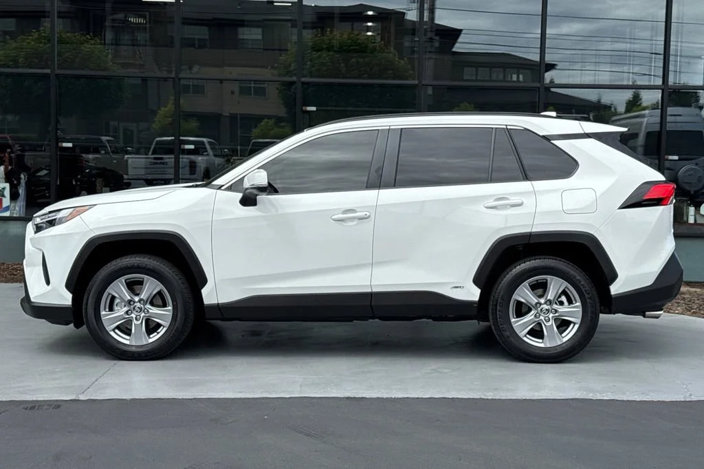 2025 Toyota RAV4 XLE - Photo 7
