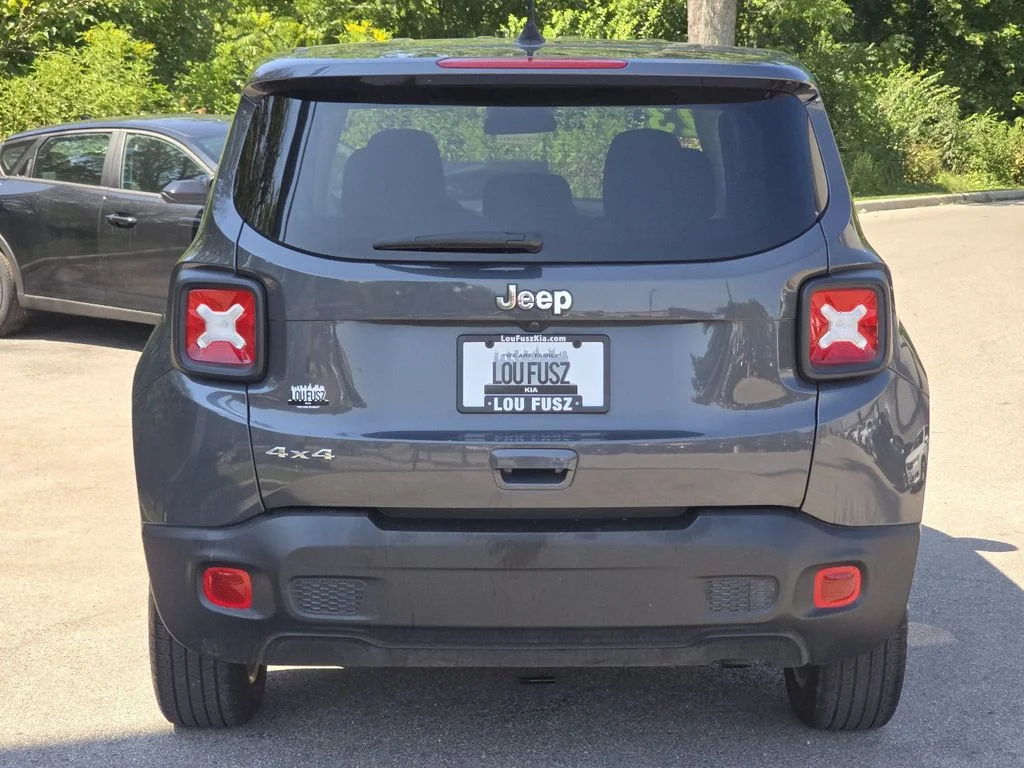Used 2023 Gray Jeep Latitude image 13