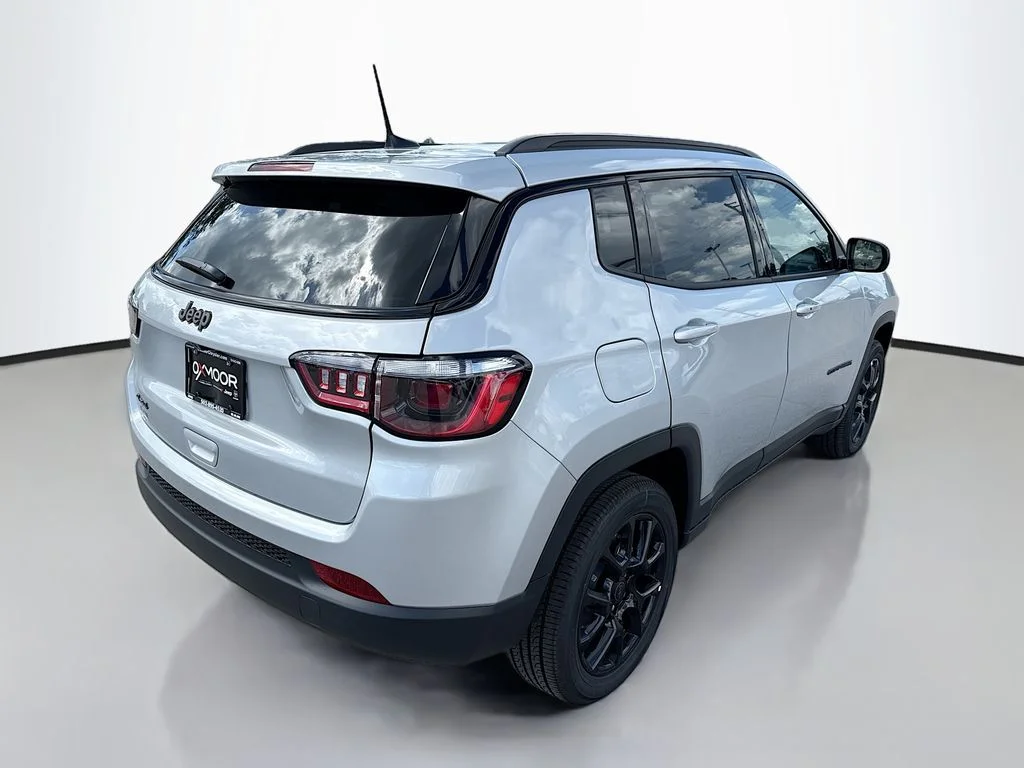 New 2026 Silver Zynith Metallic Clearcoat Jeep Latitude Altitude image 4