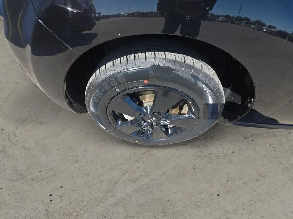 Used 2019 Black Kia Base image 9