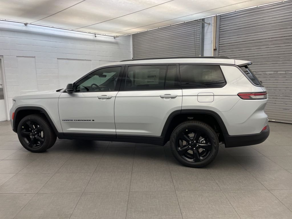 New 2026 Silver Zynith Exterior Paint Jeep Limited image 5