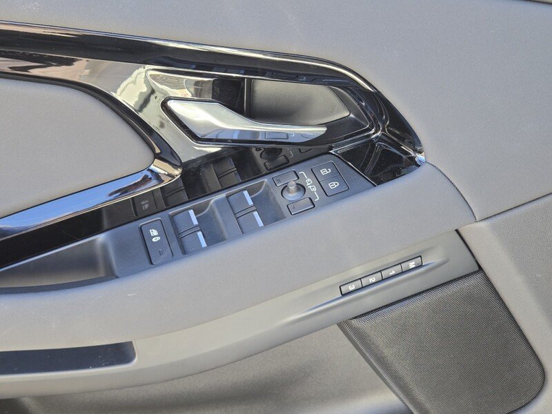 Used 2024 White LAND ROVER DYNAMIC SE AWD image 17