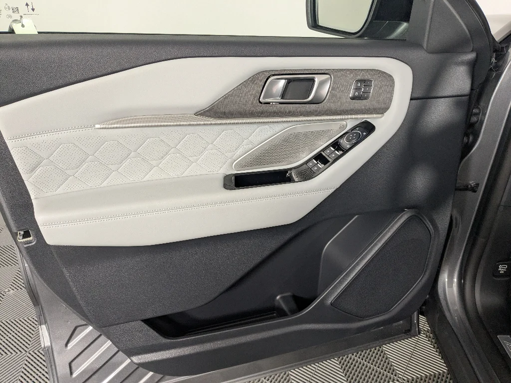 New 2026 CARBONIZED GRAY METALLIC Ford Platinum image 8