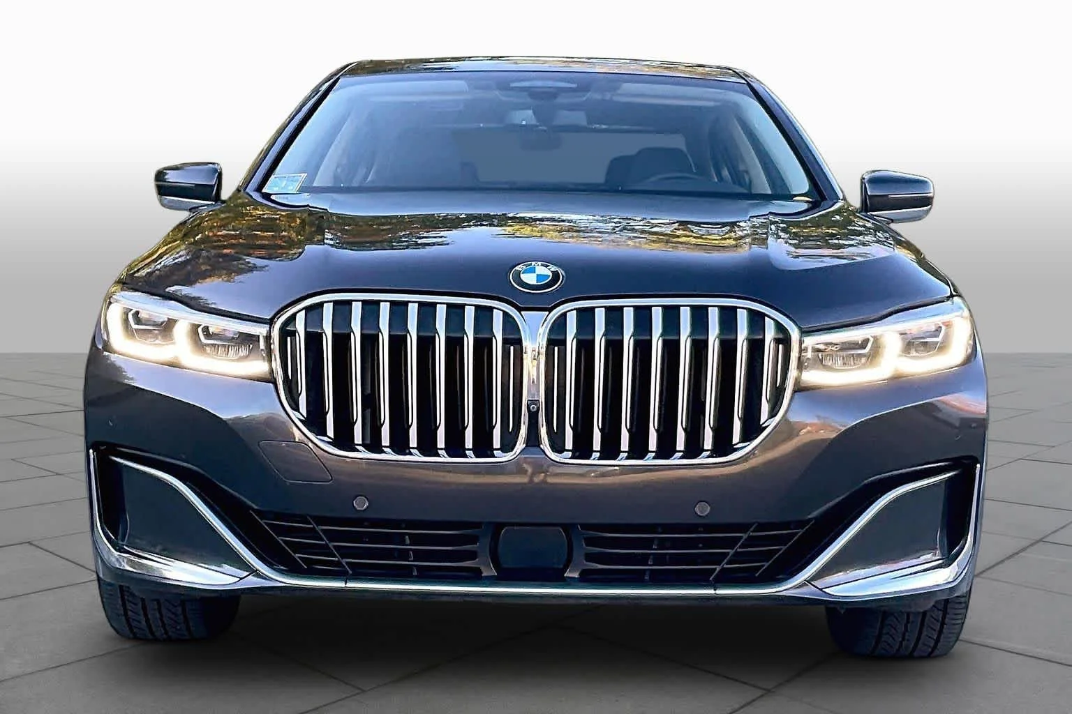 Used 2022 Dark Graphite Metallic BMW 750i xDrive image 3