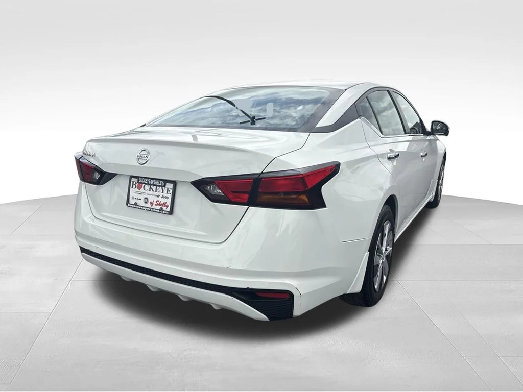 Used 2022 White Nissan 2.5 S image 3