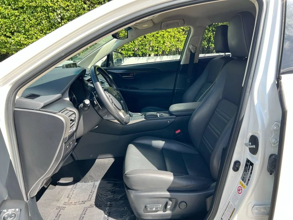 Used 2018 Eminent White Pearl Lexus 300h image 12