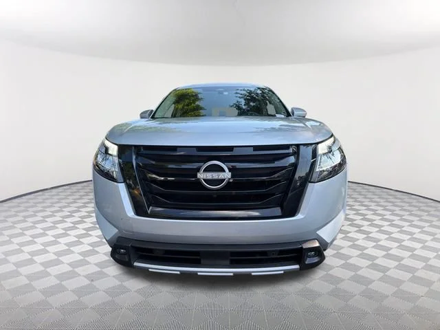 Used 2023 Silver Nissan SL FWD image 2