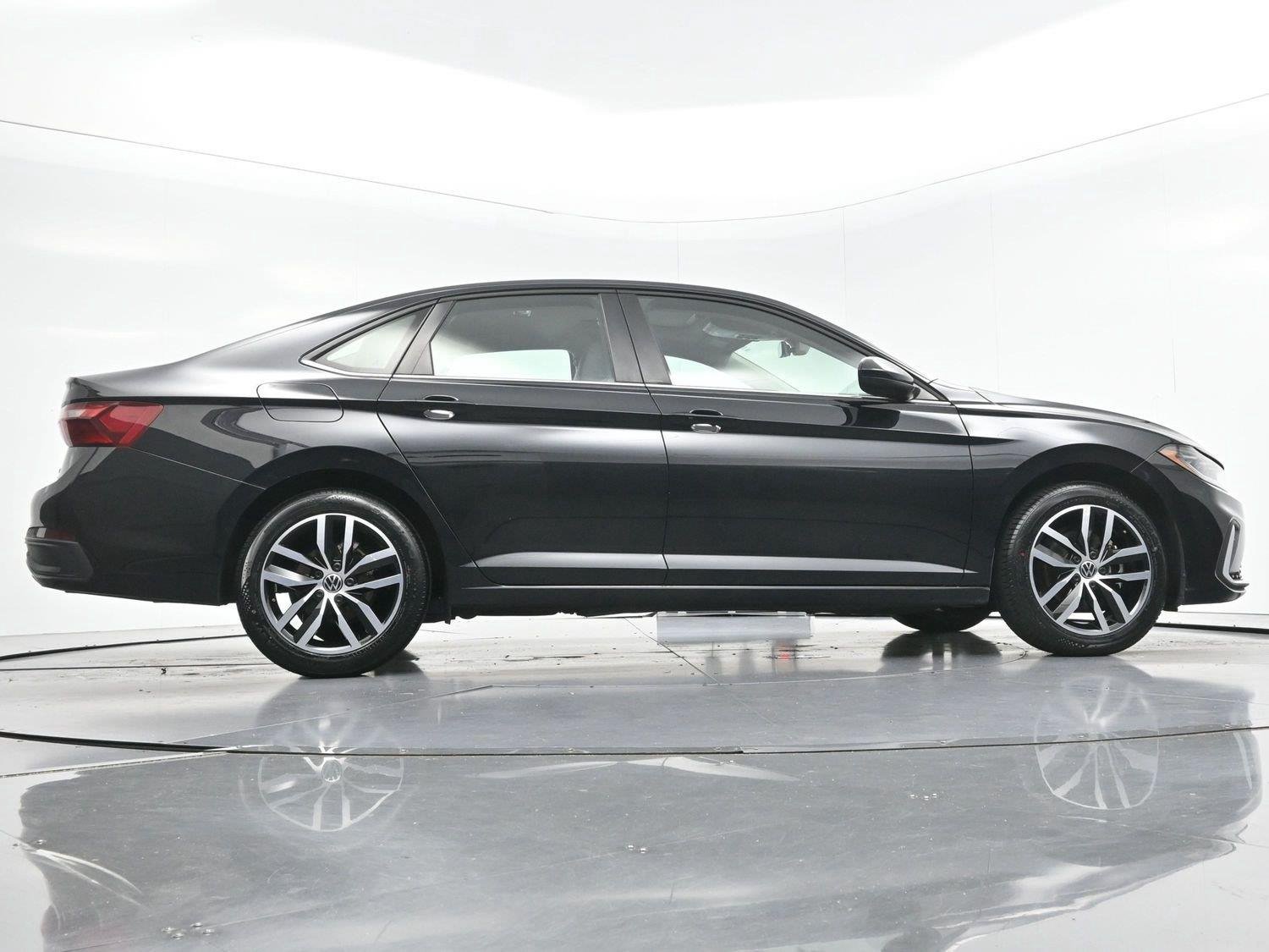 Used 2025 Deep Black Pearl Volkswagen SE image 51