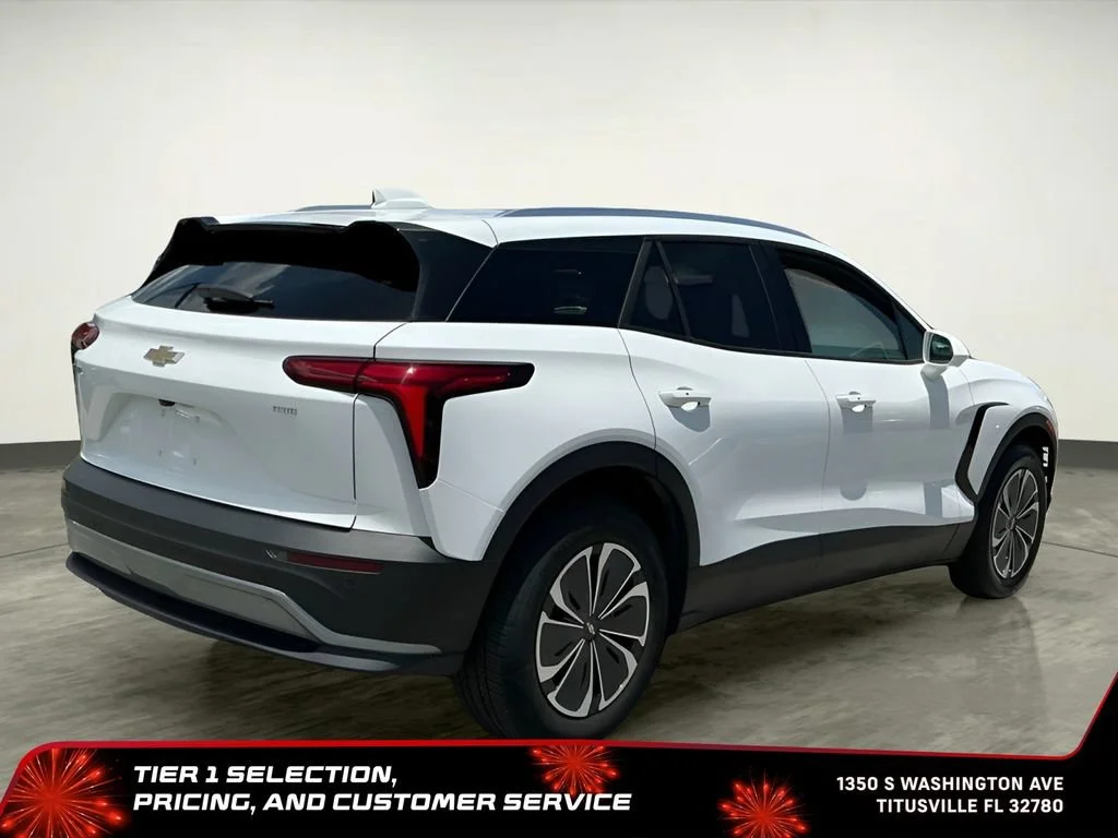 Used 2025 Summit White Chevrolet LT image 9