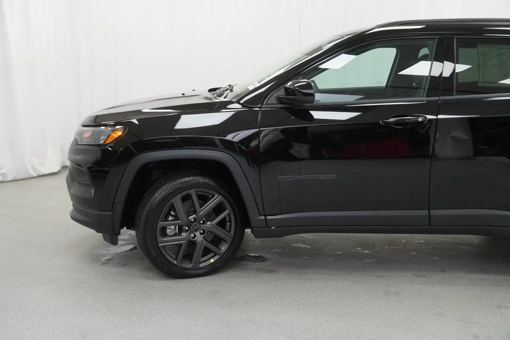 New 2026 Diamond Black Crystal Pearlcoat Jeep Latitude image 15