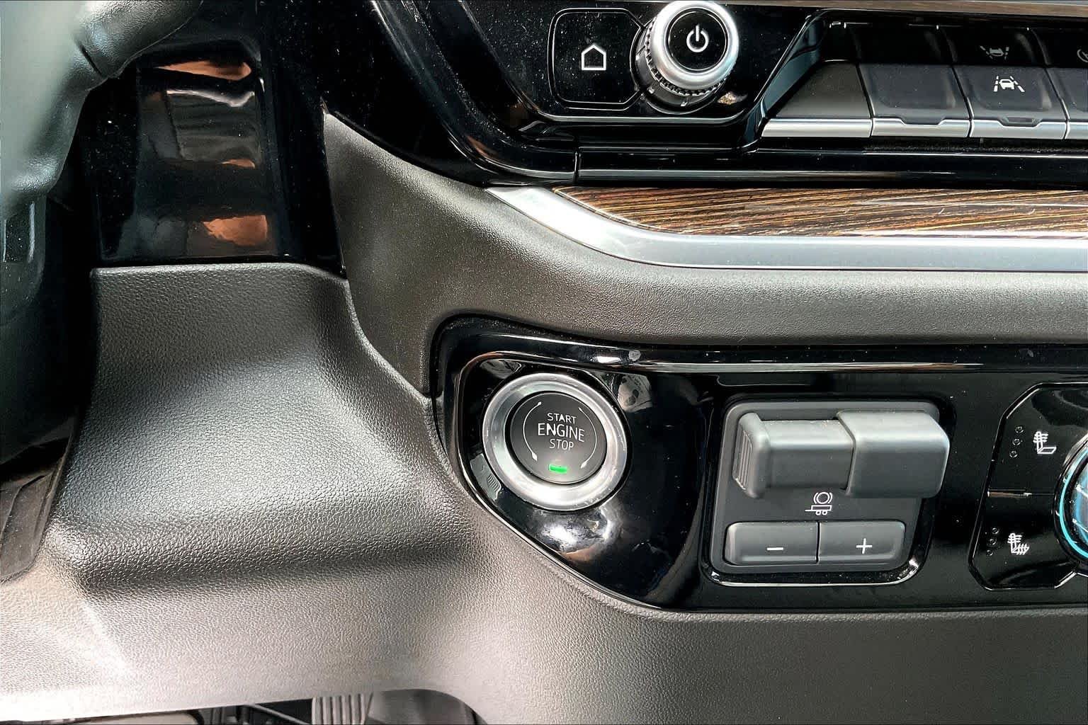 Used 2025 Sterling Metallic GMC Elevation image 31