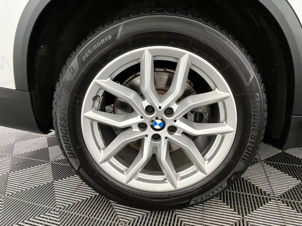 Used 2019 White BMW xDrive40i image 16