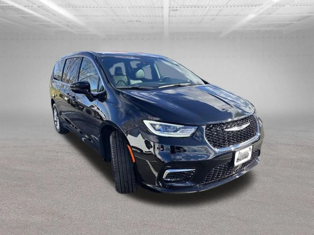 New 2026 Diamond Black Crystal Pearl-Coat Exterior Paint Chrysler Select image 3
