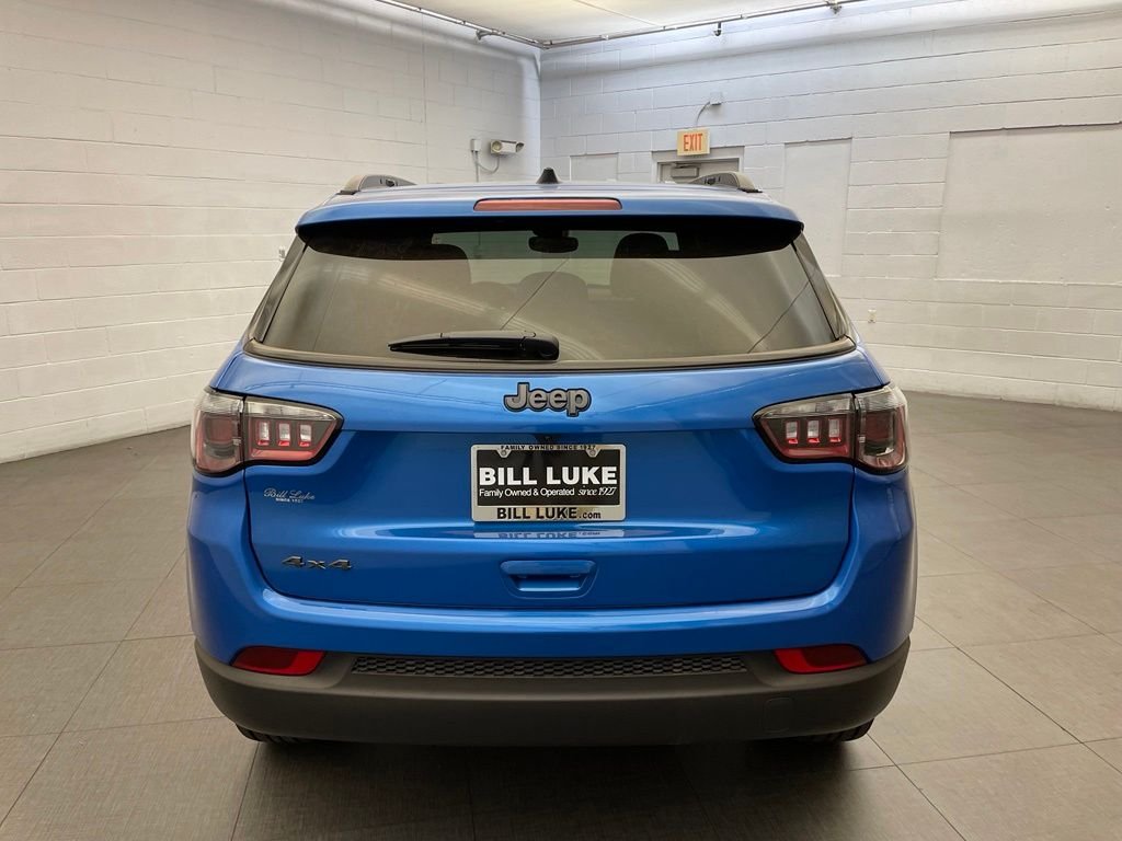 New 2026 Hydro Blue Pearl-Coat Exterior Paint Jeep Latitude image 4