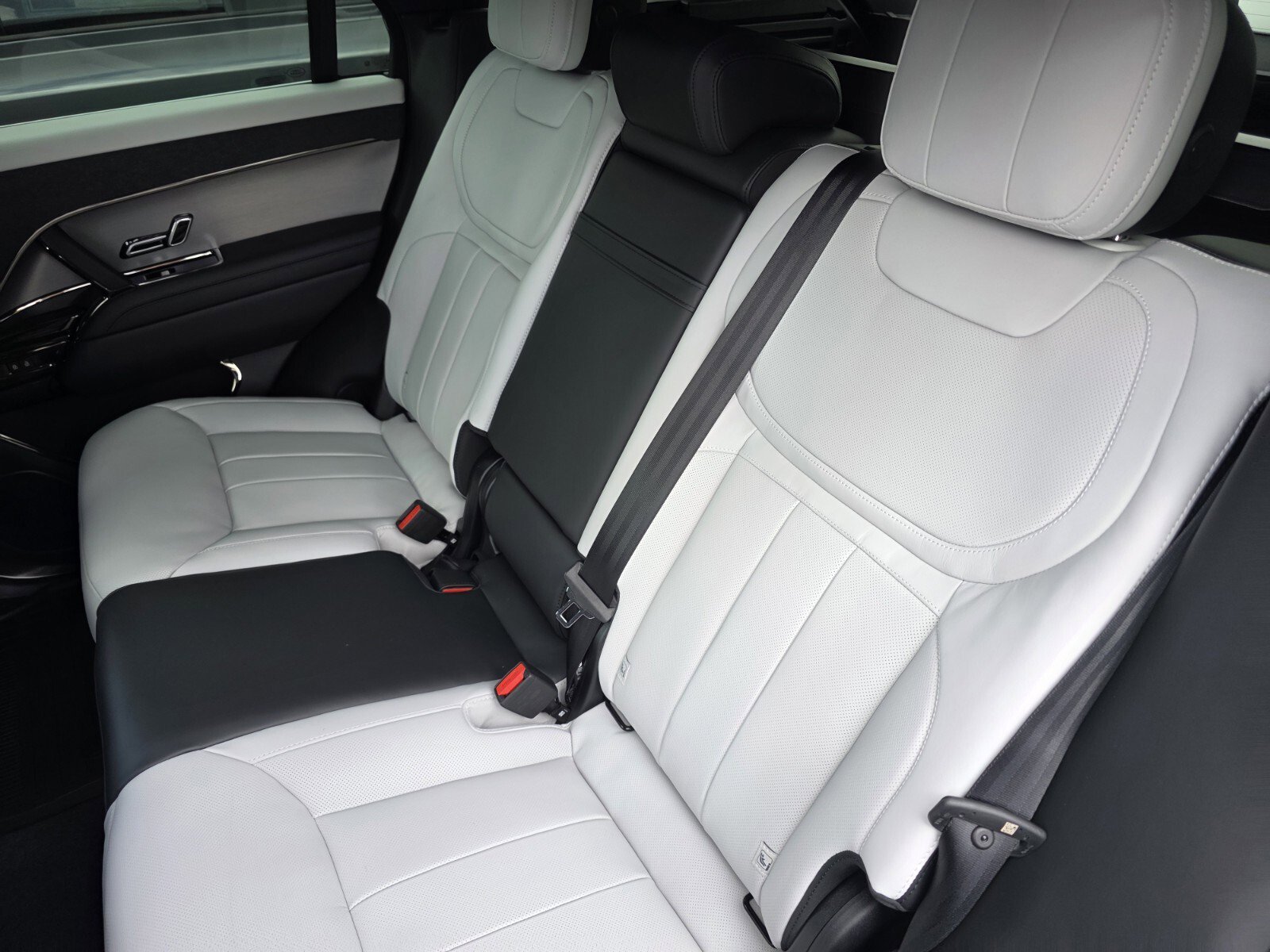 New 2026 Fuji White Land Rover P400 Dynamic SE image 14