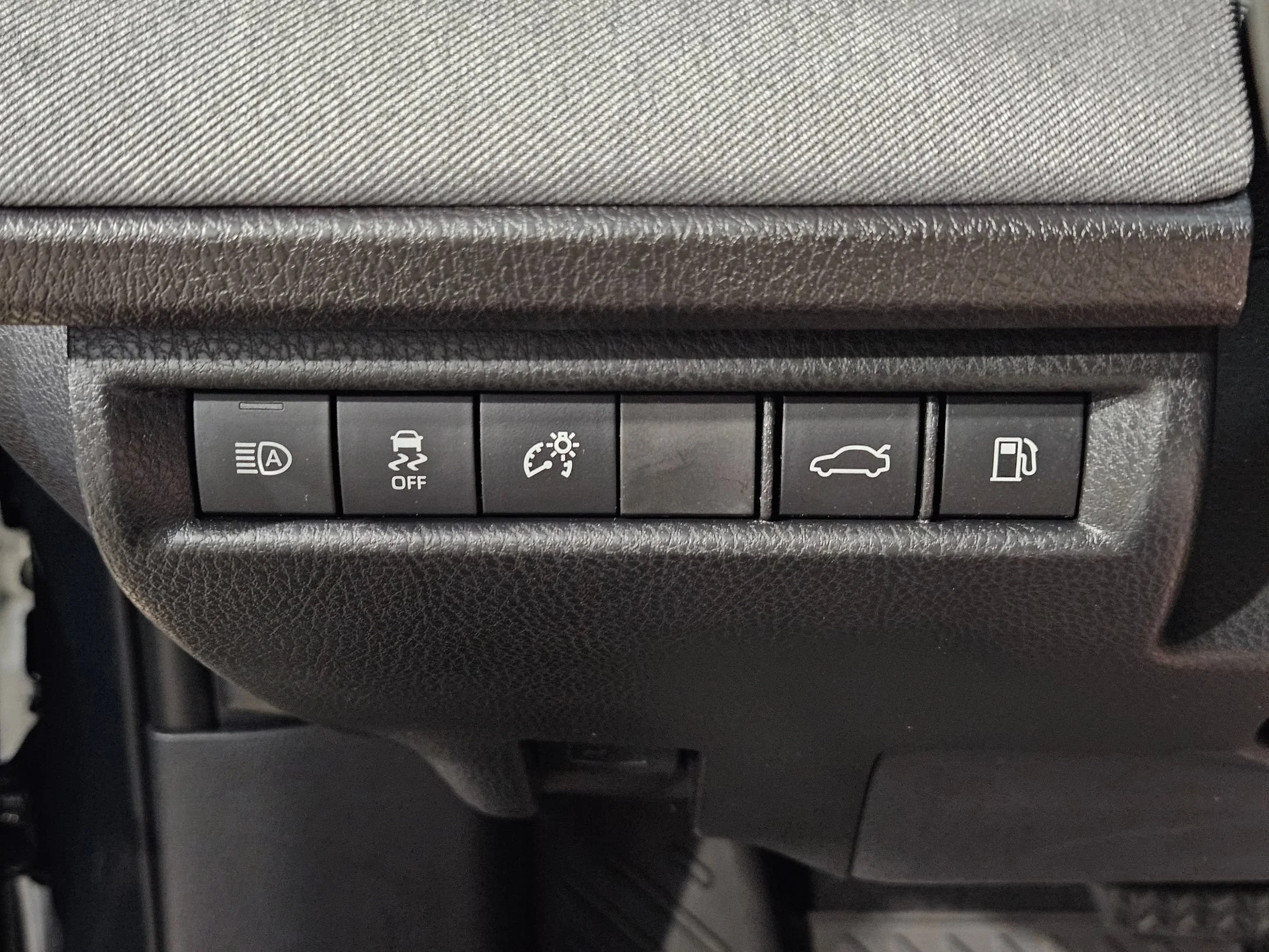 Used 2025 Underground Toyota LE image 25