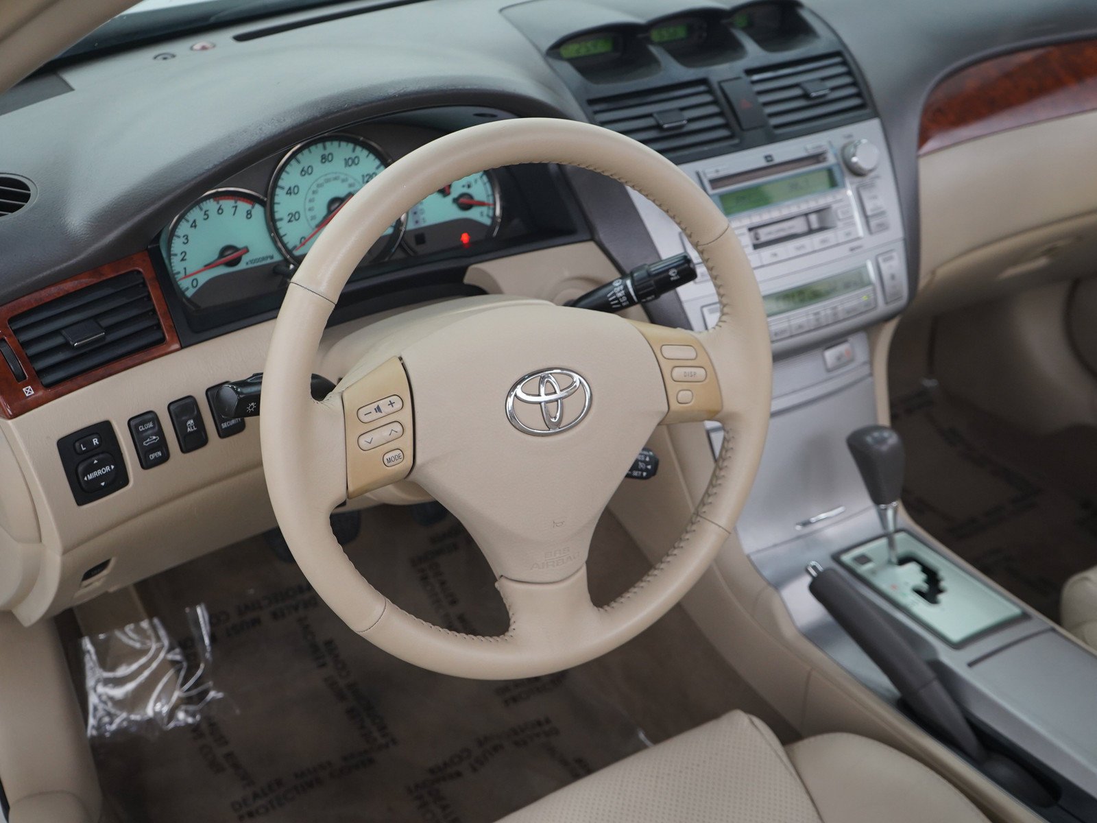 Used 2006 White Toyota SE image 17