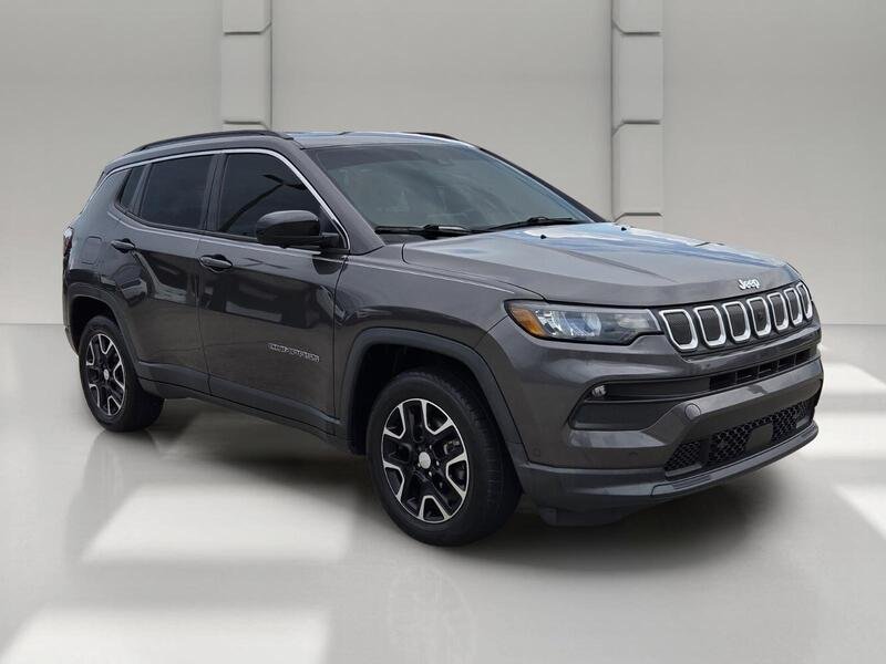 Used 2022 Crystal Metallic JEEP LATITUDE 4X4 image 7