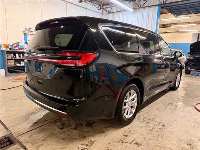 Used 2025 Black Chrysler Select image 8