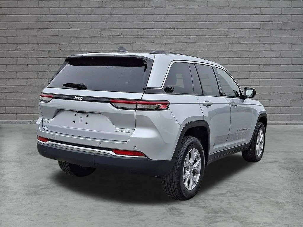 Used 2022 Silver Jeep Limited 4x4 image 11