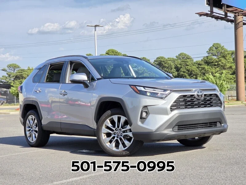 Used 2025 Silver Sky Metallic TOYOTA XLE PREMIUM FWD image 22