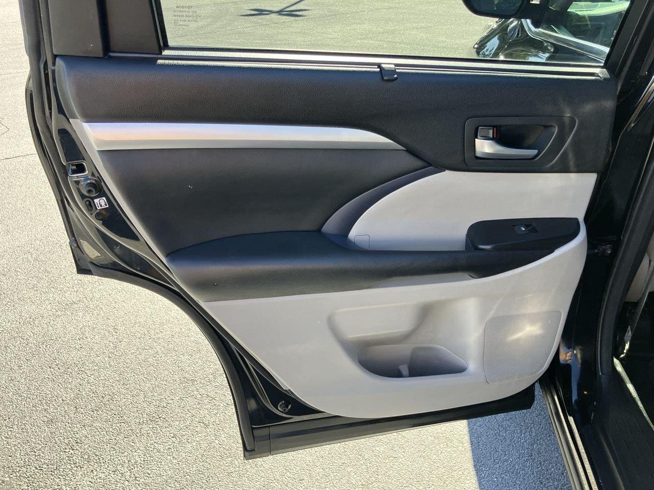 Used 2017 Black (Midnight Black Metallic) Toyota XLE AWD image 23