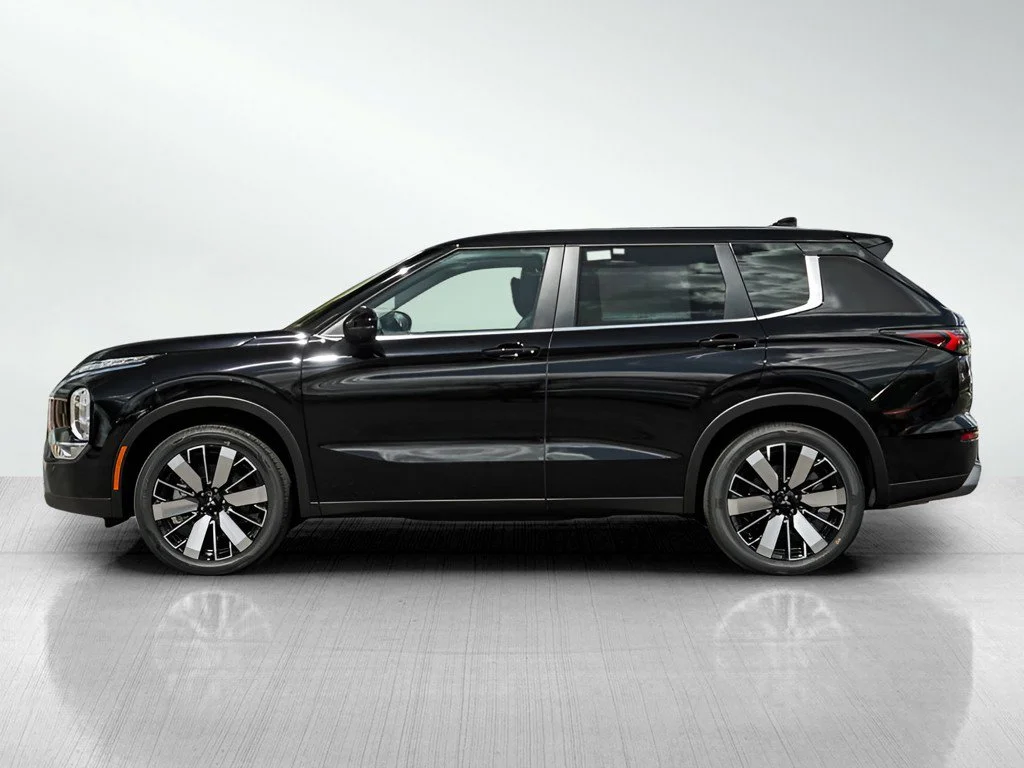 New 2026 Labrador Black Pearl Mitsubishi SE image 4