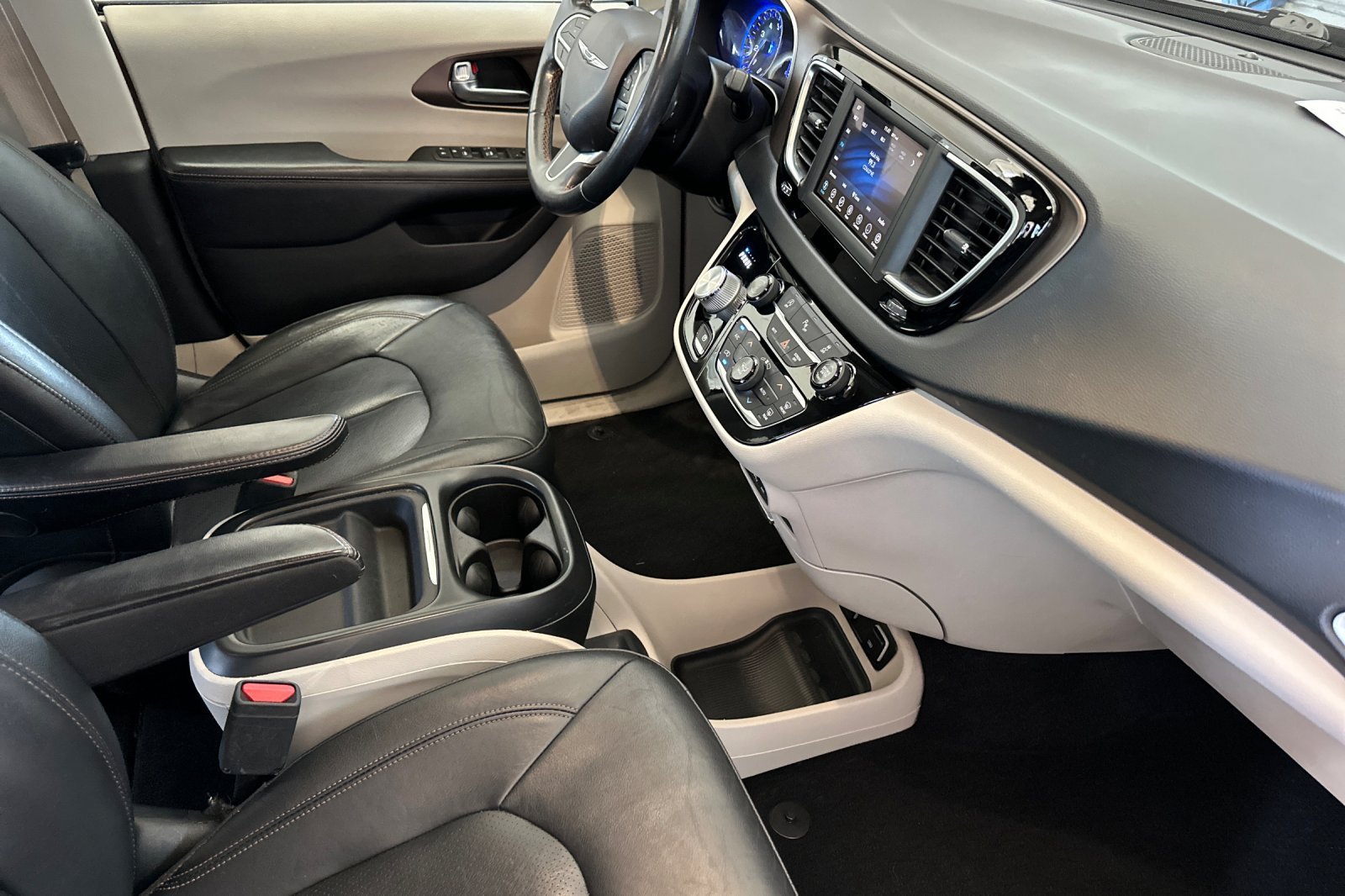 Used 2019 Black Chrysler Touring L image 17