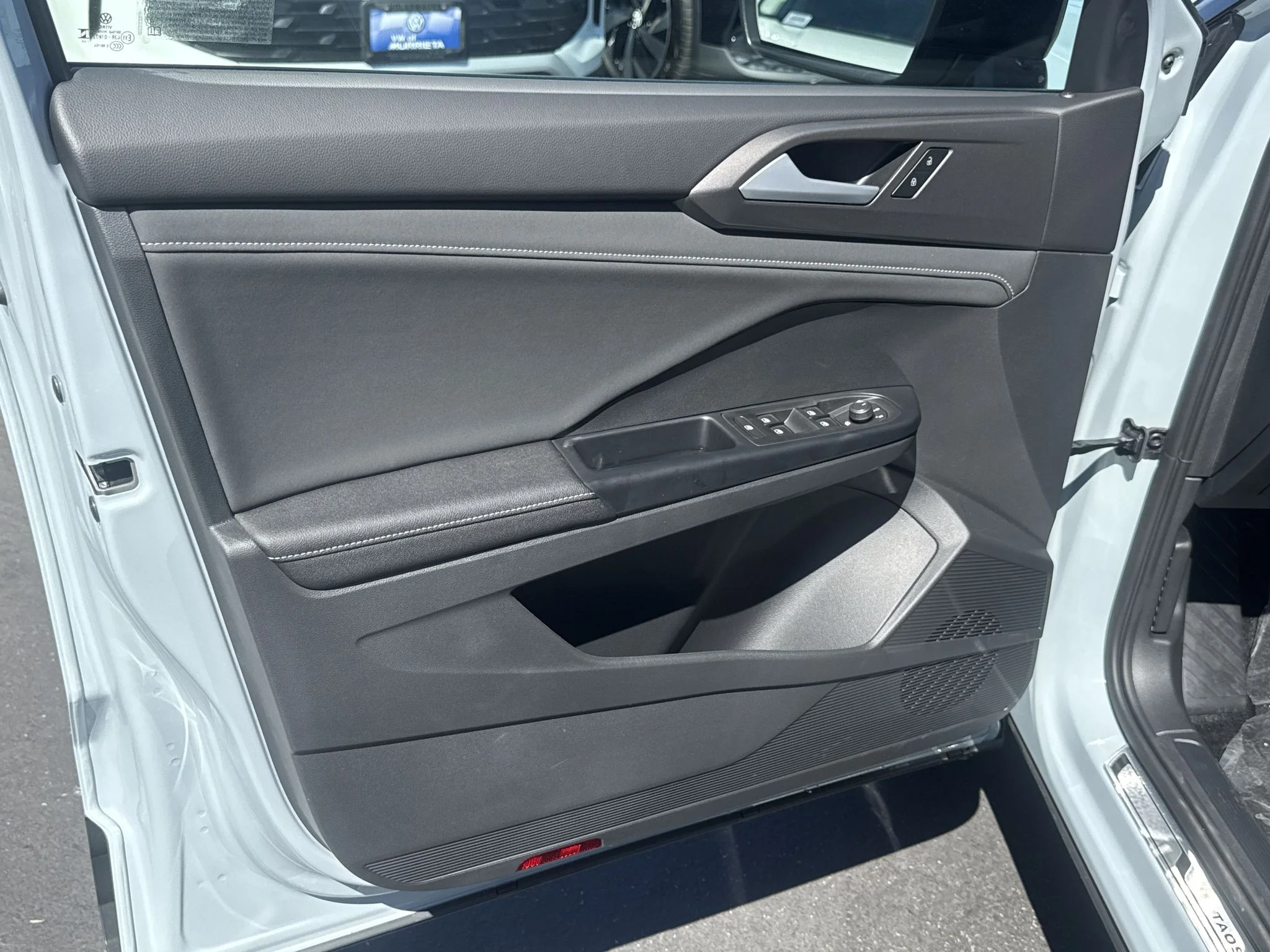 New 2027 Monument Gray w/Deep Black Roof Volkswagen SE Black image 12