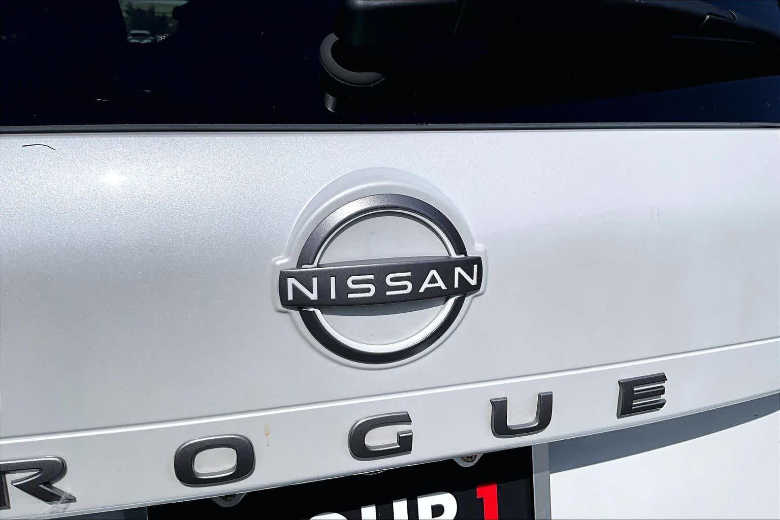 Used 2025 Everest White Pearl Nissan SV image 31