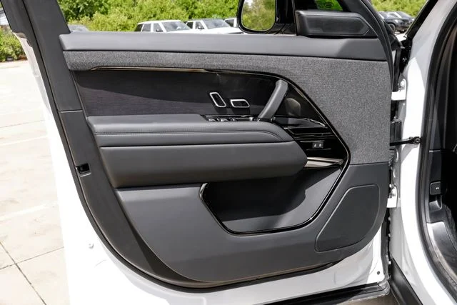 Used 2024  Land Rover Dynamic SE image 52