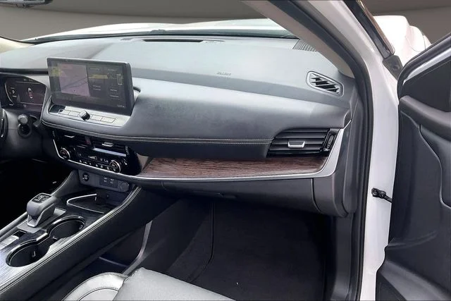 Used 2025 White Nissan Platinum image 15
