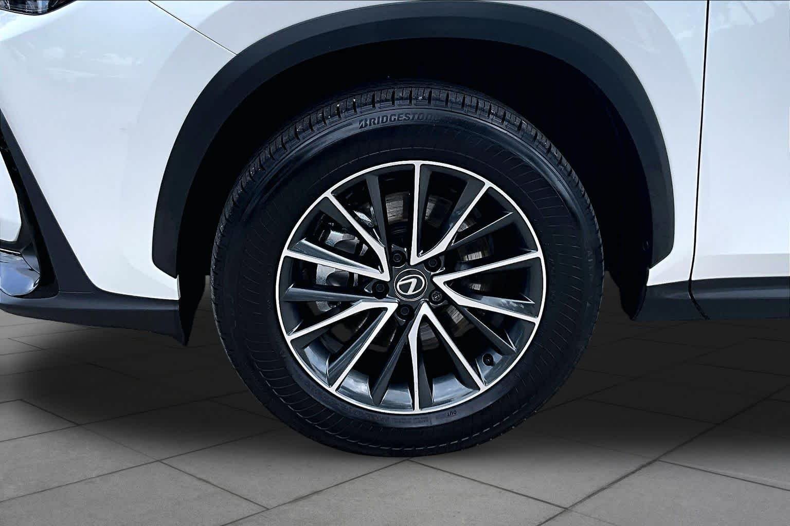 Used 2025 Eminent White Pearl Lexus Premium image 11