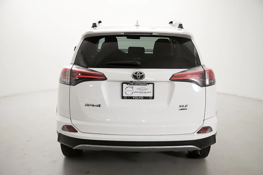 Used 2018 White Toyota XLE image 8