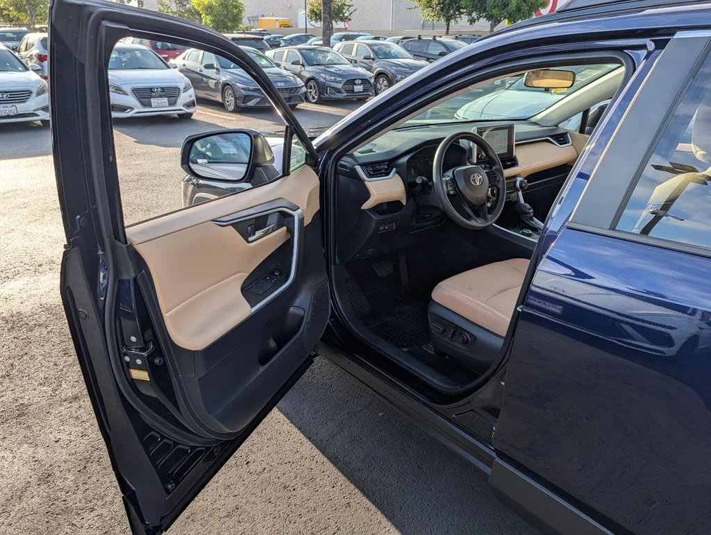 2025 Toyota RAV4 XLE - Photo 34
