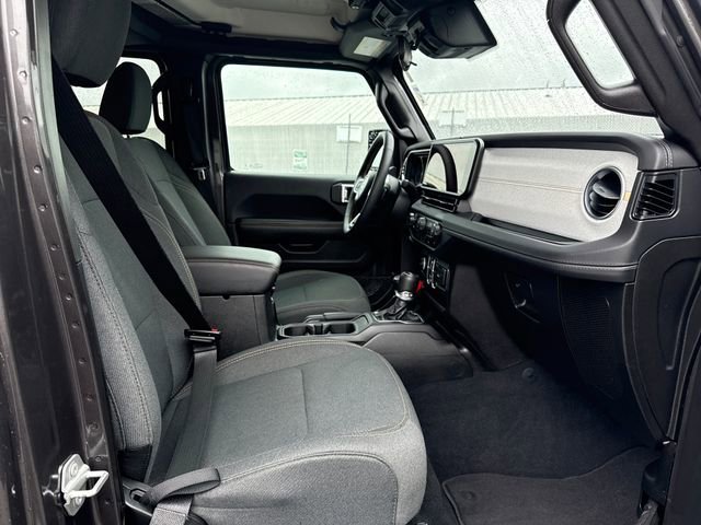 Used 2025 Granite Crystal Metallic Clearcoat Jeep Sahara image 10