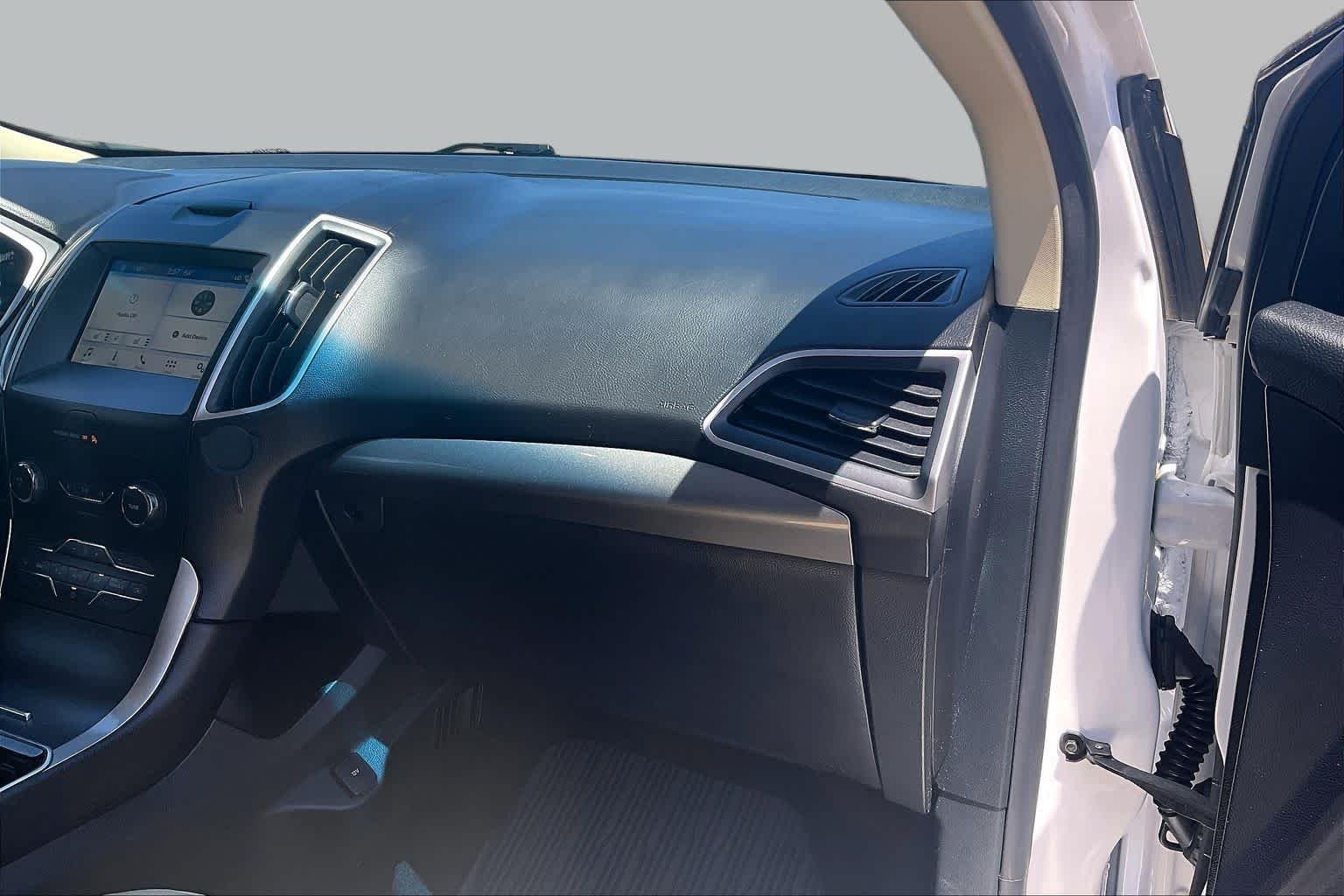 Used 2019 White Platinum Metallic Tri-Coat Ford SEL image 18