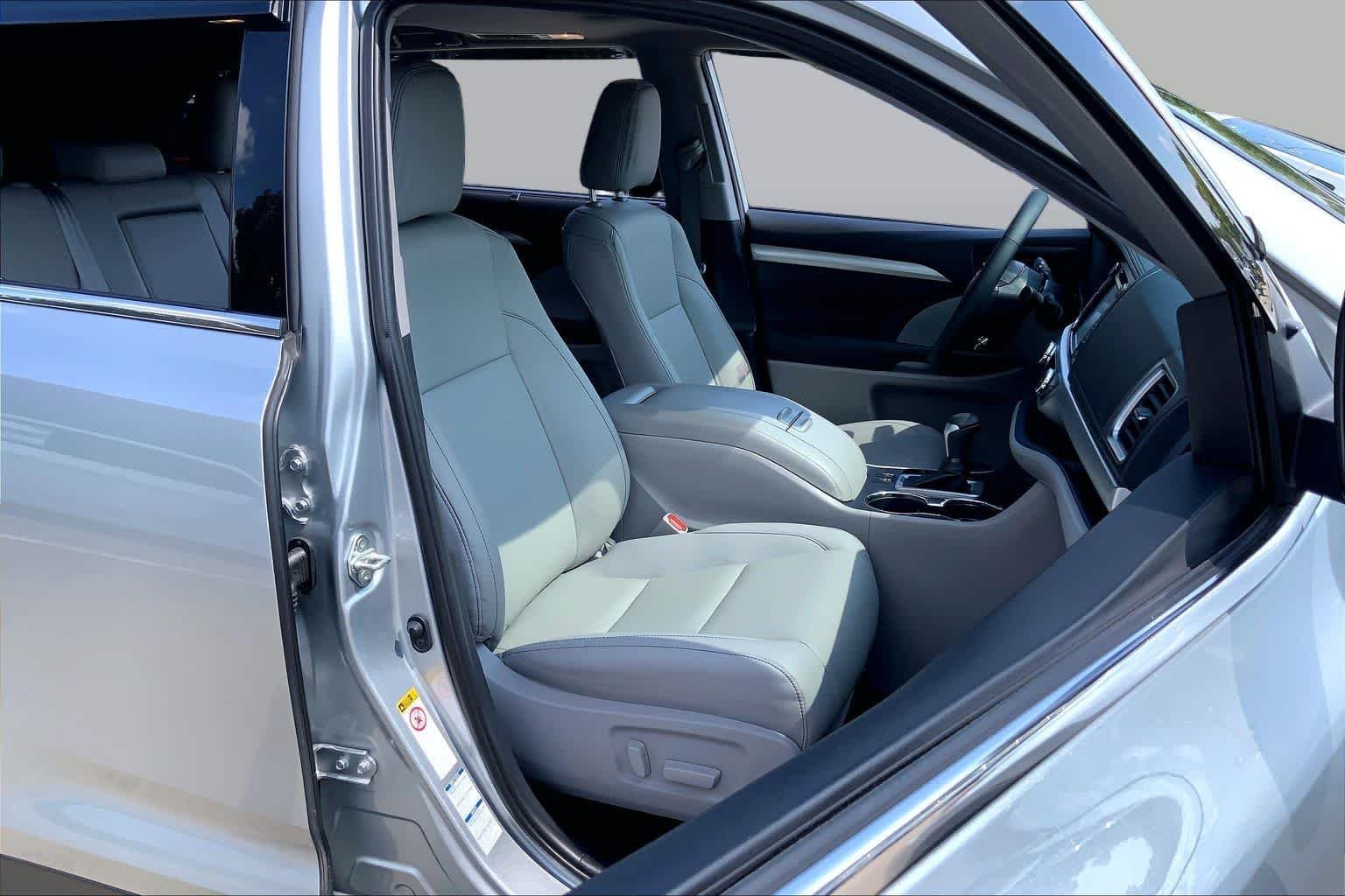 Used 2019 Celestial Silver Metallic Toyota XLE image 9