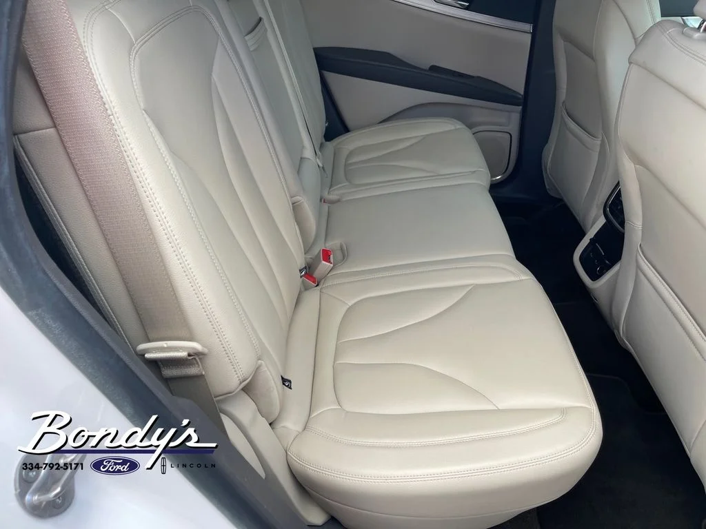 Used 2019 White Platinum Clearcoat Metallic Lincoln Standard image 16