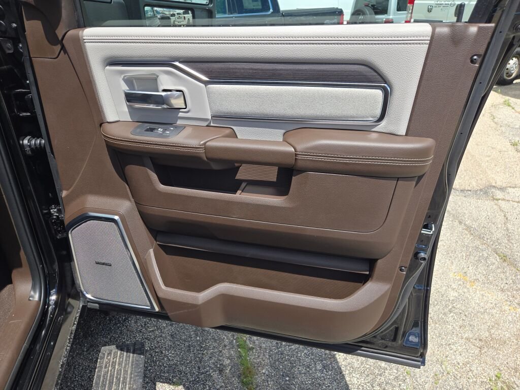 New 2026 Diamond Black Crystal Pearl-Coat Exterior Paint RAM Laramie image 6