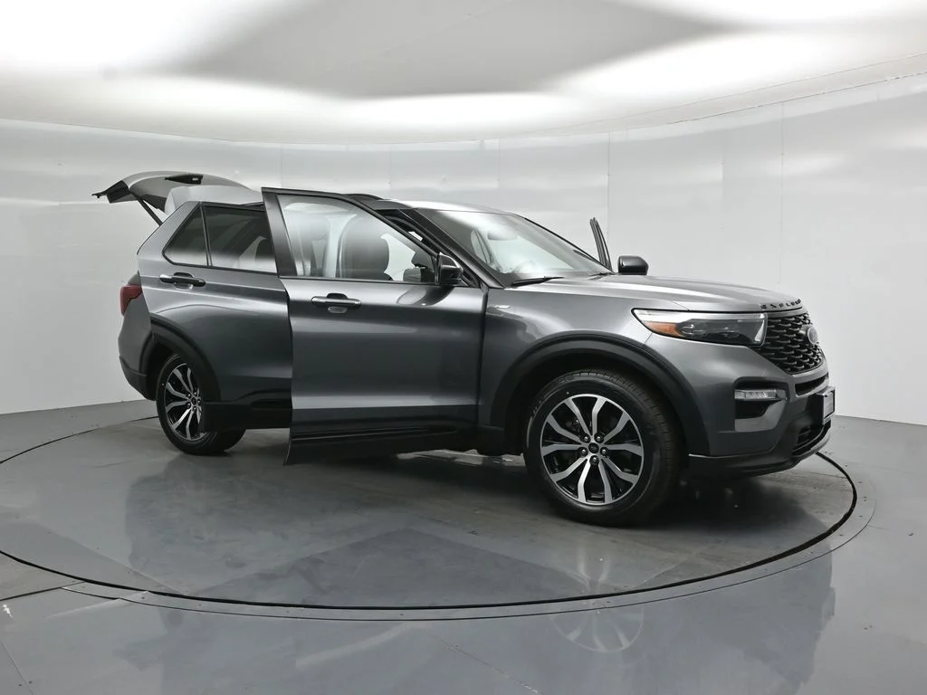 Certified Used 2022 Gray Ford ST-Line image 32